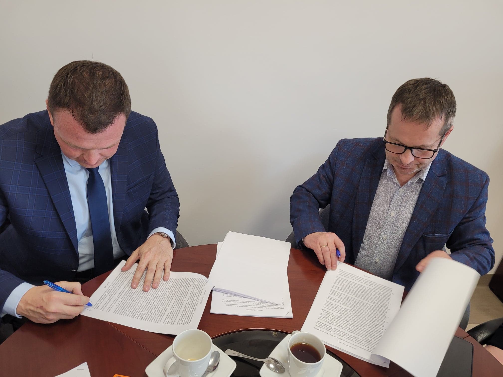 Podpisano umowy na dwie duże inwestycje w gminie Pszczew