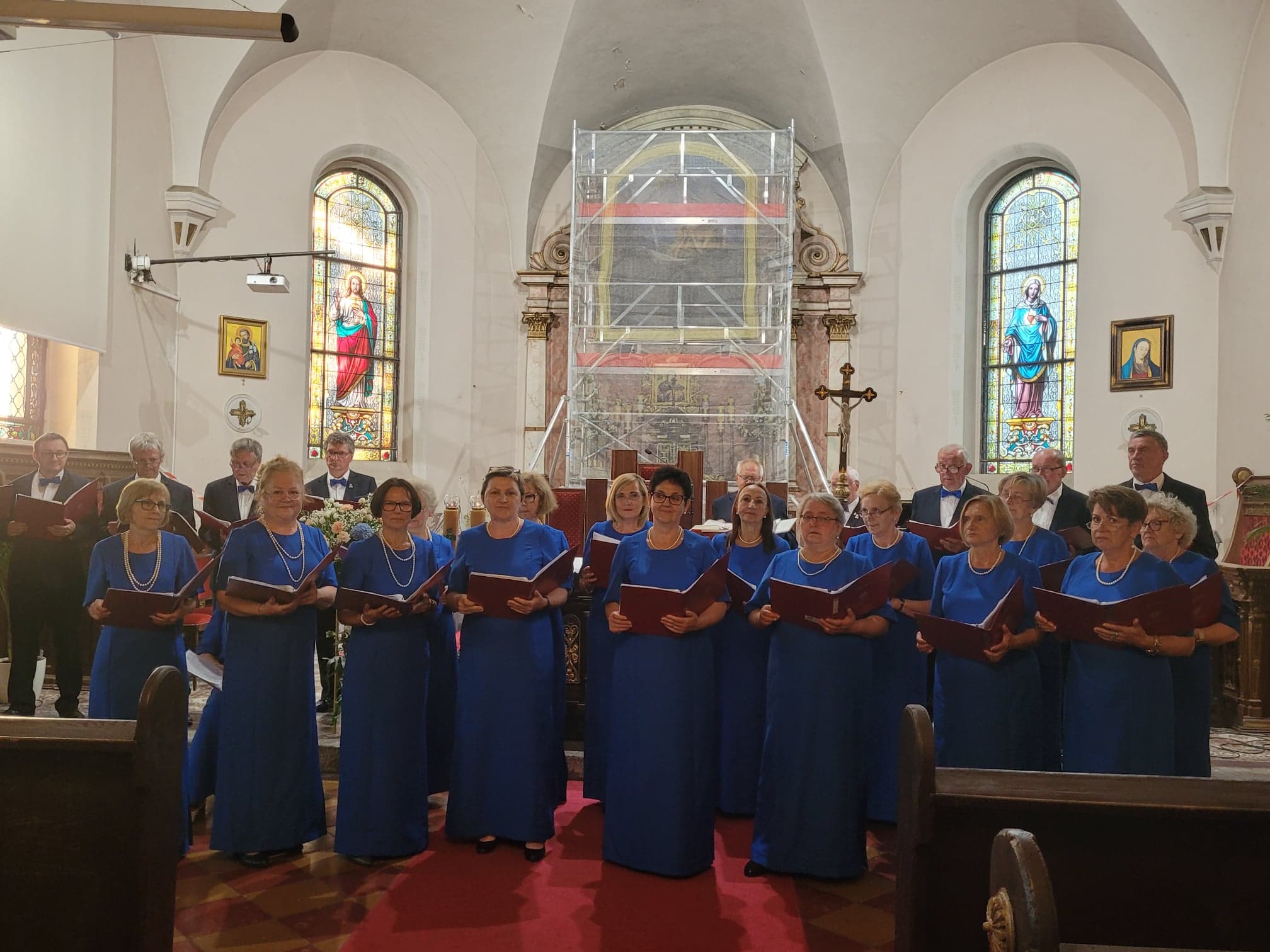 Koncert Chóru Lutnia w kościele w Pszczewie